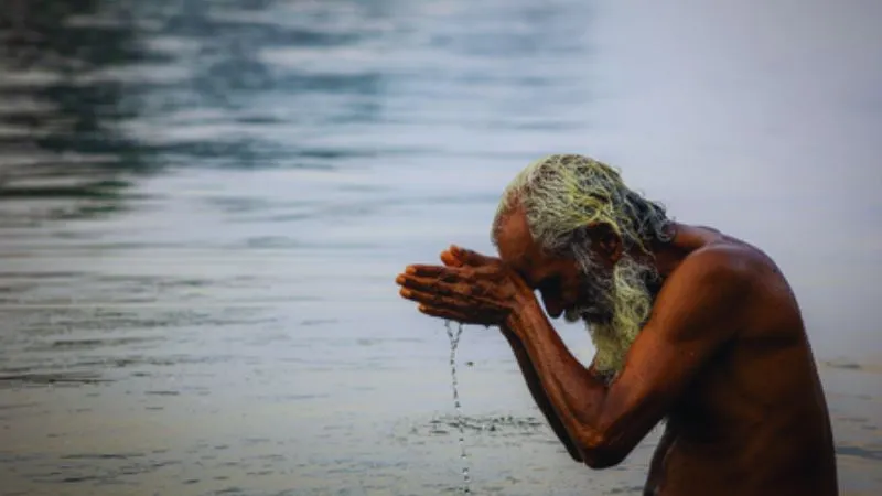 कर्ज से मिलेगी मुक्ति, नज़र दोष होगा दूर, गंगा जल की हर बूंद में छिपी है शक्ति, ऐसे करें उपाय