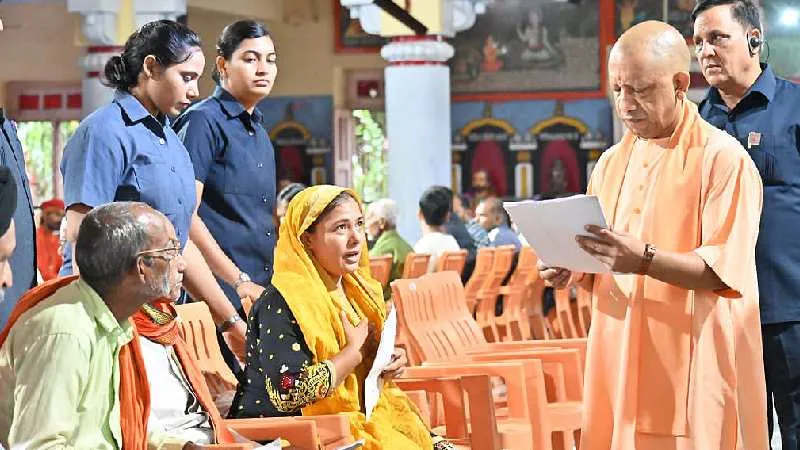 मुख्यमंत्री योगी आदित्यनाथ ने जनता दर्शन में सुनीं जनता की फरियादें, बोले- किसी के साथ अन्याय नहीं होने देंगे