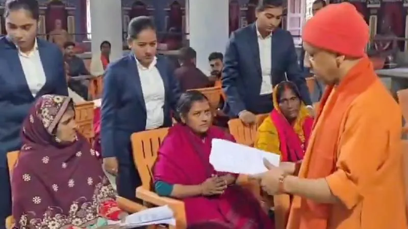 जनता दर्शन में सीएम योगी का भरोसा, गंभीर बीमारियों के इलाज में सरकार करेगी पूरी मदद