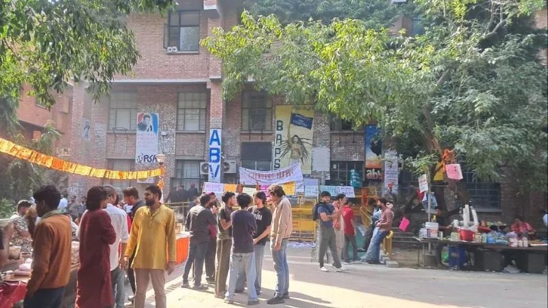 JNU Election Result 2025 LIVE: अध्यक्ष पद पर लेफ्ट की बढ़त, अदिति मिश्रा को 1375 वोट, ABVP के विकास पटेल दूसरे नंबर पर