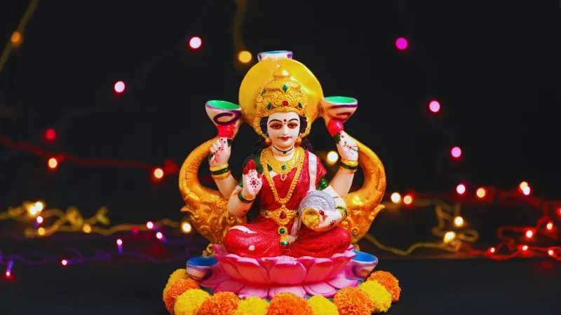 शुक्रवार व्रत: ऐसे करें मां लक्ष्मी, संतोषी और शुक्र देव की पूजा, दूर होंगे कष्ट और मिलेगी सुख-समृद्धि