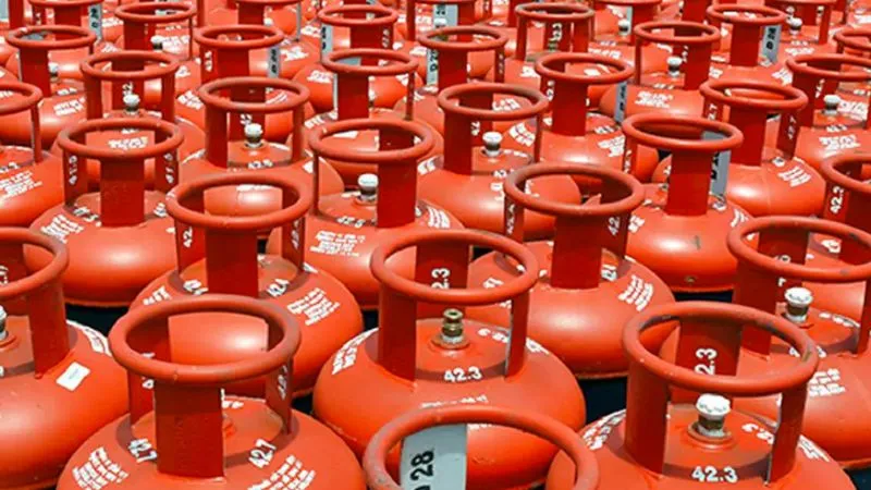 खुशखबरी! फिर घट गए LPG सिलेंडर के दाम, जानें अब आपके शहर में कितने में मिलेगा