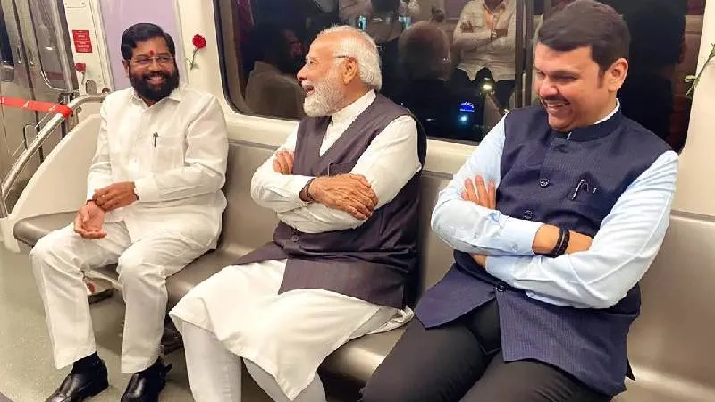 संविधान दिवस: सीएम फडणवीस ने पीएम मोदी की तारीफ की, शिंदे ने दिखाई फिल्मी अंदाज में प्रतिबद्धता