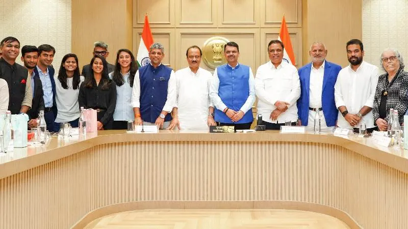 CM फडणवीस ने महिला विश्व कप विजेता खिलाड़ियों का किया सम्मान, जेमिमा रोड्रिग्स ने जताया आभार