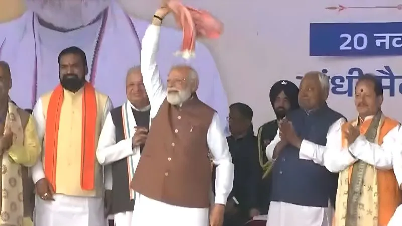 PM मोदी ने फिर लहराया गमछा, नीतीश कुमार के शपथ ग्रहण में दिखा देसी अंदाज, जोश में दिखे बिहारी, Video वायरल