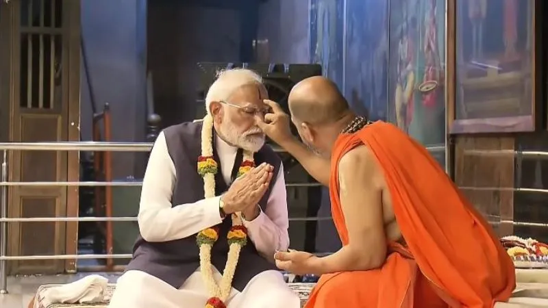 'नरेंद्र मोदी भारत के भाग्य विधाता...', जगतगुरु श्री श्री सुगुनेंद्र तीर्थ स्वामीजी ने संस्कृत में प्रधानमंत्री की तारीफ की, कहा- मोदी रक्षति रक्षित: