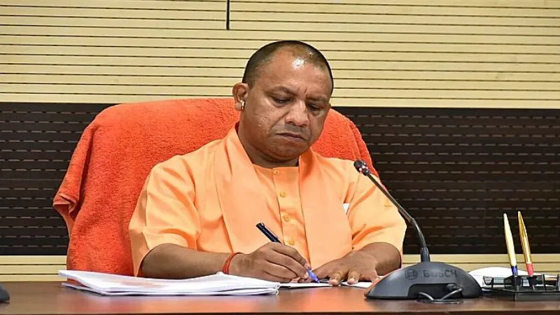 सीएम योगी की सख्त चेतावनी, रील बनाने वाले पुलिसकर्मियों पर होगा बड़ा एक्शन, तैनाती पर लगेगी रोक, तैयार हुई लिस्ट