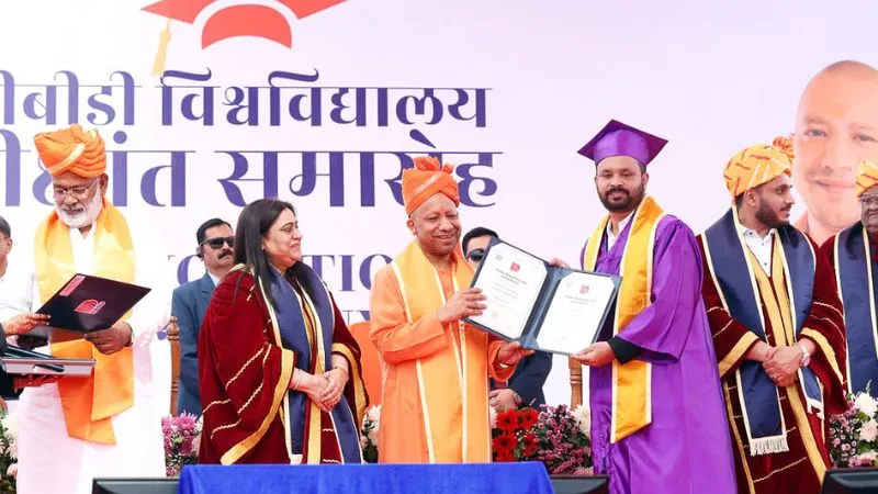 BBD University में सीएम योगी ने निभाई शिक्षक की भूमिका, बोले- भारत में सबसे ज्यादा युवा, हिंदुस्तान ने हर क्षेत्र में लगाई छलांग