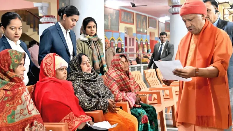 प्रचंड ठंड के बीच गोरखपुर में CM योगी ने किया 'जनता दर्शन' का आयोजन, फरियादियों से बोले- घबराइए मत, हर समस्या का समाधान होगा