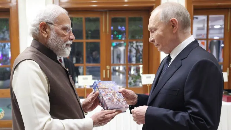 पीएम मोदी ने गले लगाकर किया पुतिन का स्वागत, भेंट की रूसी गीता