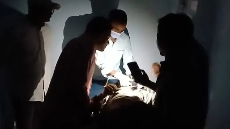 इलाज नहीं जान से खिलवाड़! अंधेरे में डूबा बिहार का ये ‘मॉडल’ हॉस्पिटल, मोबाइल की रोशनी में मरीजों का ट्रीटमेंट