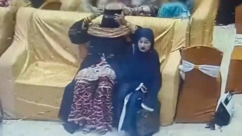 शादी समारोह में आईं, दावत उड़ाई और बुर्के में दबा ले गईं गेस्ट के बटुए, महिला चोरों का Video वायरल