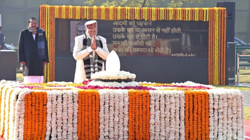 PM मोदी ने ‘राष्ट्र प्रेरणा स्थल’ का किया उद्घाटन, पूर्व PM अटल बिहारी, दीनदयाल और श्यामा प्रसाद की 65 फीट ऊंची प्रतिमाओं का हुआ अनावरण