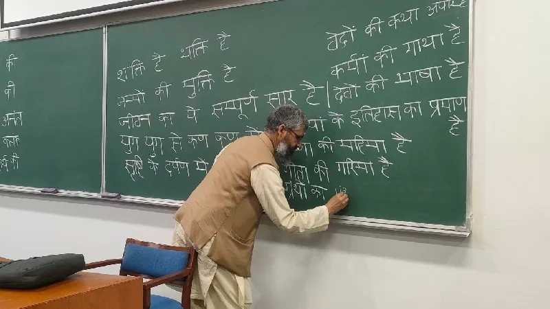 पाकिस्तान में भी देववाणी की गूंज, शुरू हुआ संस्कृत कोर्स, गीता-महाभारत पढ़ रहे छात्र, पढ़ा रहे मुस्लिम शिक्षक