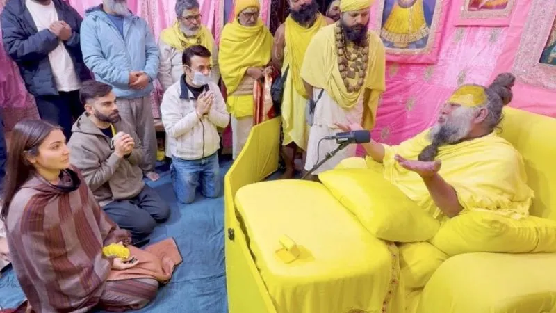 एक साल में तीसरी बार संत प्रेमानंद से मिले विराट कोहली, अनुष्का शर्मा की किस बात पर हंस पड़े महाराज?