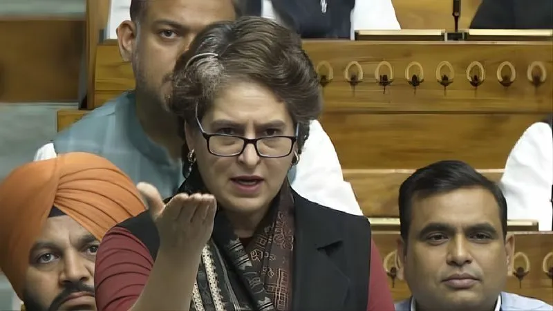 दो दिन, दो तस्वीरों ने दिए बड़े संकेत… लोकसभा में आखिर प्रियंका गांधी ने ऐसा क्या किया जो कांग्रेस में कद बढ़ने की होने लगी चर्चा
