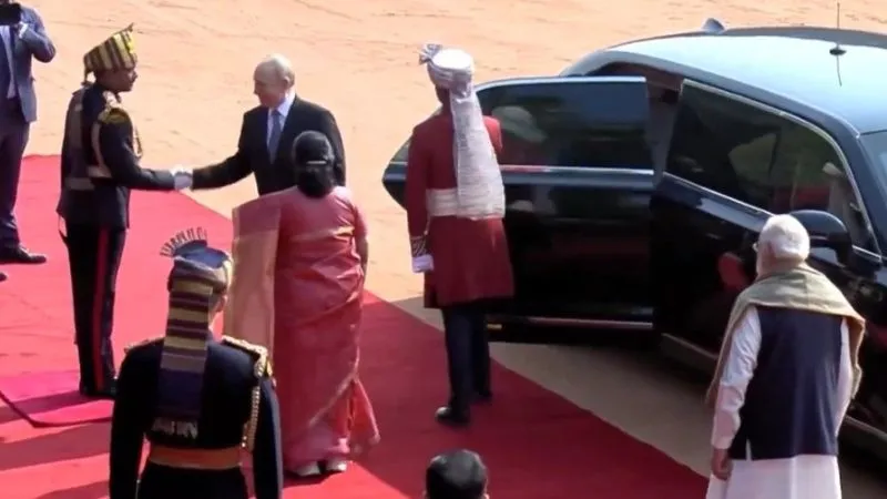 कौन है वो शख्स जिससे पुतिन ने PM और द्रौपदी मुर्मू से पहले मिलाया हाथ? छा गया रूसी राष्ट्रपति का अंदाज, देखें Video