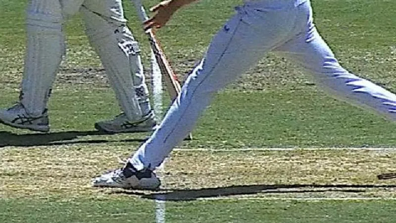 Ashes 2025-26: स्टार्क आउट या नो-बॉल? थर्ड अंपायर के फैसले पर उठे सवाल