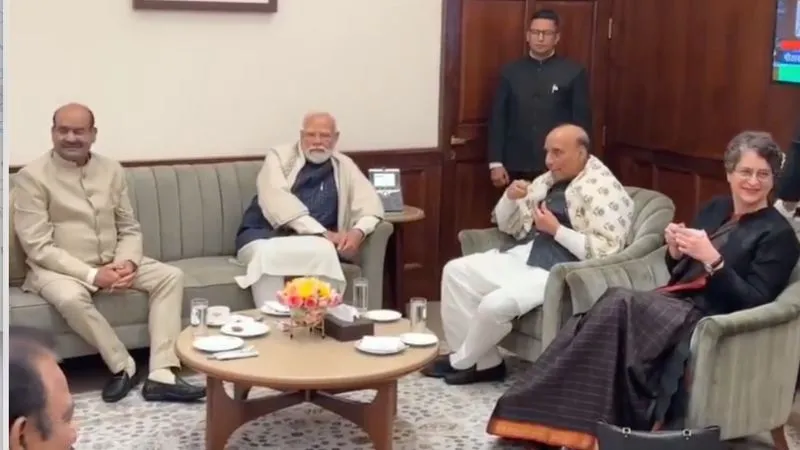 चाय पर चर्चा: राजनाथ सिंह के बगल में बैठीं प्रियंका गांधी, सामने थे PM मोदी, एक मंच पर आया पक्ष-विपक्ष, देखें Video