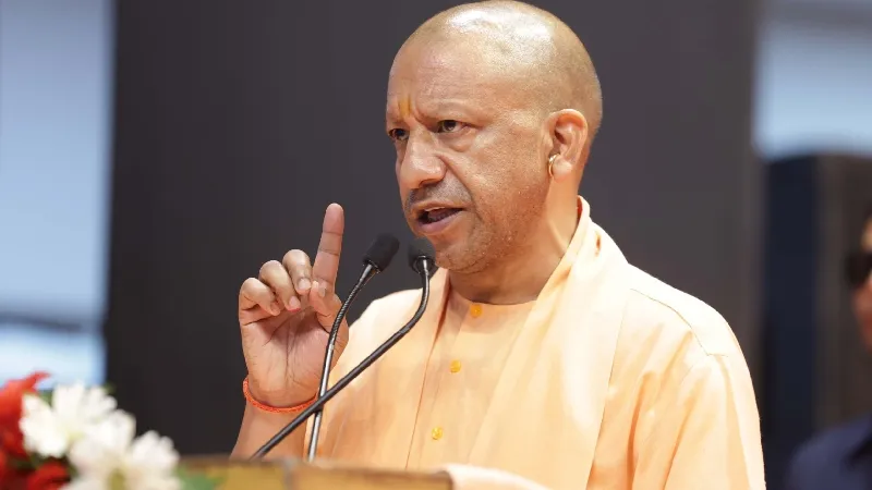 'जेल भेजो, पैसा भी वापस दिलवाओ…', CM योगी का अधिकारियों को सख्त निर्देश, विदेश भेजने के नाम पर ठगी करने वालों की अब खैर नहीं