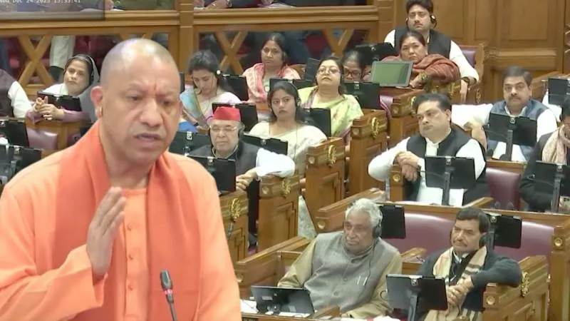 विधानसभा में CM योगी का सपा पर जोरदार प्रहार, बोले- ये अपनी ही विधायक को न्याय नहीं दिला पाए थे