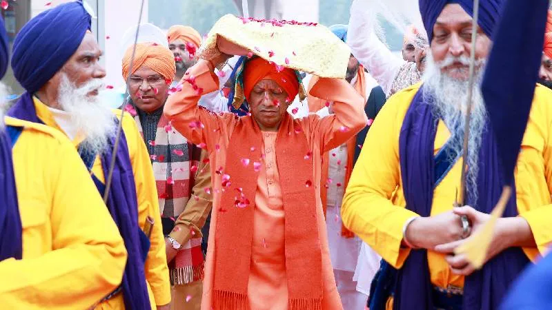सिख गुरुओं की परंपरा और शौर्य को नमन, CM योगी ने छोटे साहिबज़ादों की गाथा सुन कीर्तन में लिया हिस्सा