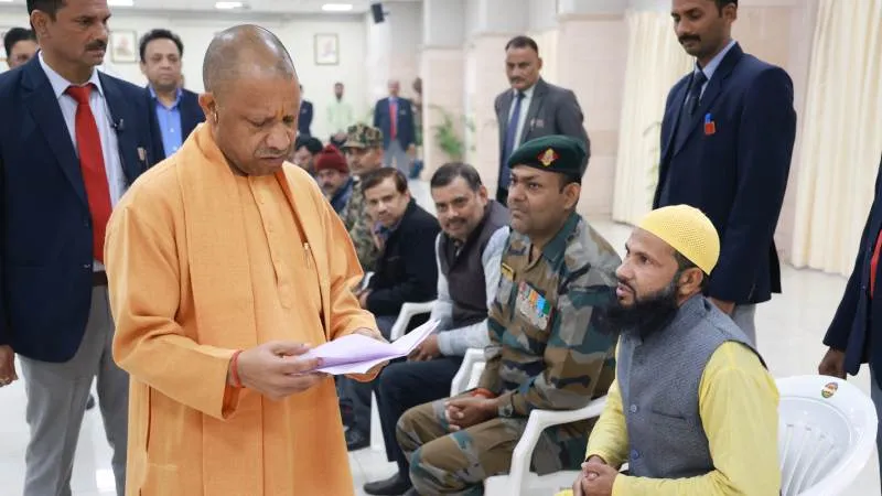 CM योगी आदित्यनाथ ने जनता दर्शन के दौरान समस्याओं का किया निस्तारण, आर्थिक और आवासीय मदद के दिए निर्देश