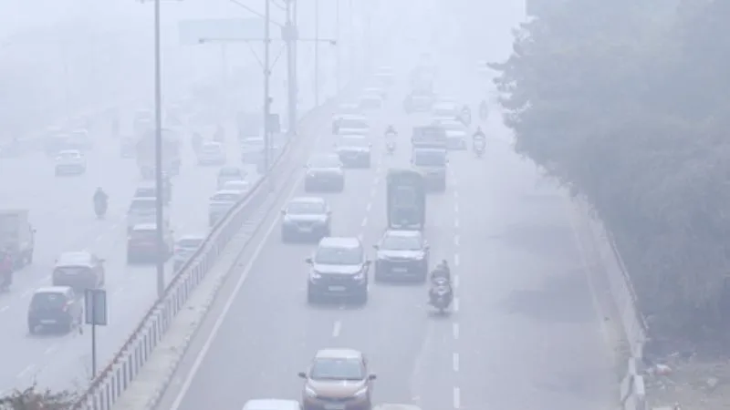 Delhi-NCR में वायु प्रदूषण चरम पर, सांस लेना हुआ मुश्किल, घने कोहरे से विजिबिलिटी शून्य के करीब