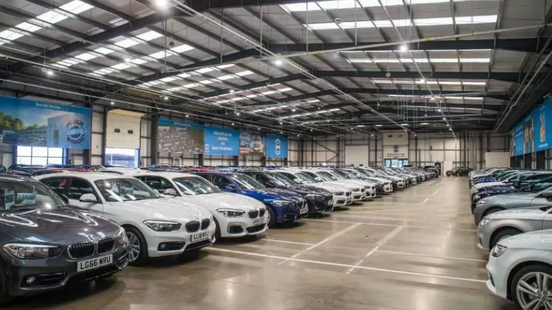 कार और बाइक खरीदने वालों को झटका, नए साल में बढ़ेंगी गाड़ियों की कीमतें