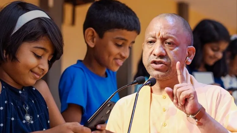 योगी आदित्यनाथ ने स्टूडेंट को दी सलाह, मोबाइल से हटकर किताबों से जुड़ें