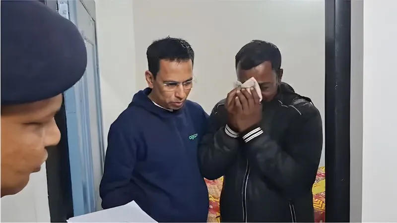 कपकपाती ठंड में युवक को बाहर निकाला, फूट-फूटकर रोने लगा तो DM ने मांगी माफी, तुरंत लिया एक्शन