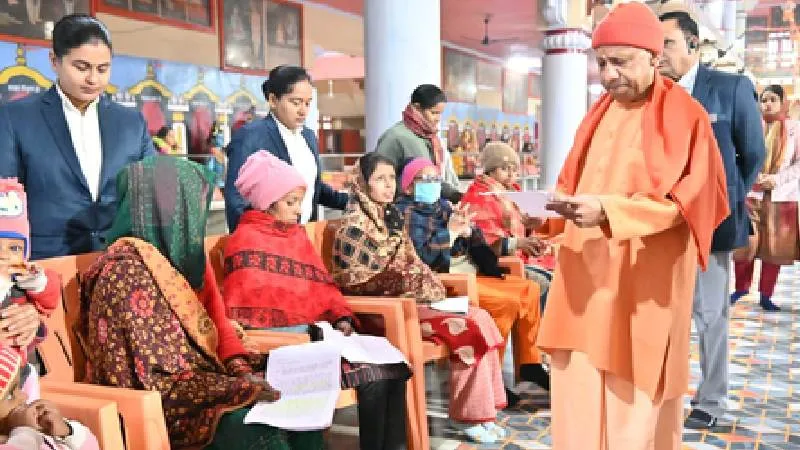 विदेश भेजने के नाम पर ठगी करने वाले एजेंटों पर सख्त कार्रवाई के निर्देश, जनता दर्शन में सीएम योगी ने सुनीं 250 लोगों की समस्याएं