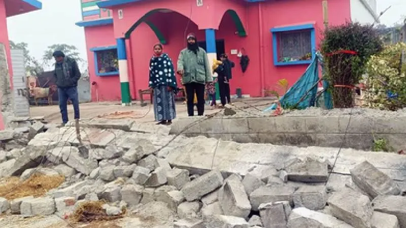 पत्नी के बार बार मायके जाने से नाराज पति का बवाल, ससुराल में जेसीबी से कर दी तोड़फोड़