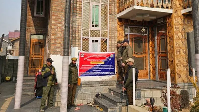 श्रीनगर में ड्रग तस्करों पर बड़ा शिकंजा, दो करोड़ की संपत्ति जब्त