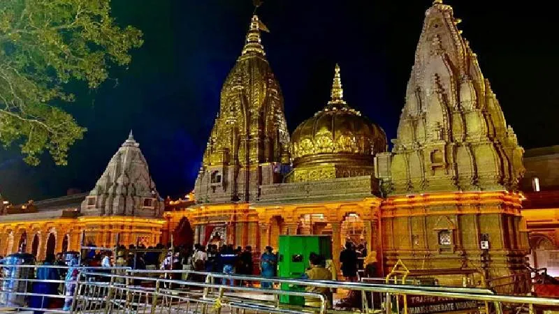 काशी विश्वनाथ मंदिर में भक्तों का सैलाब, प्रशासन ने प्रोटोकॉल व वीआईपी दर्शन रोके