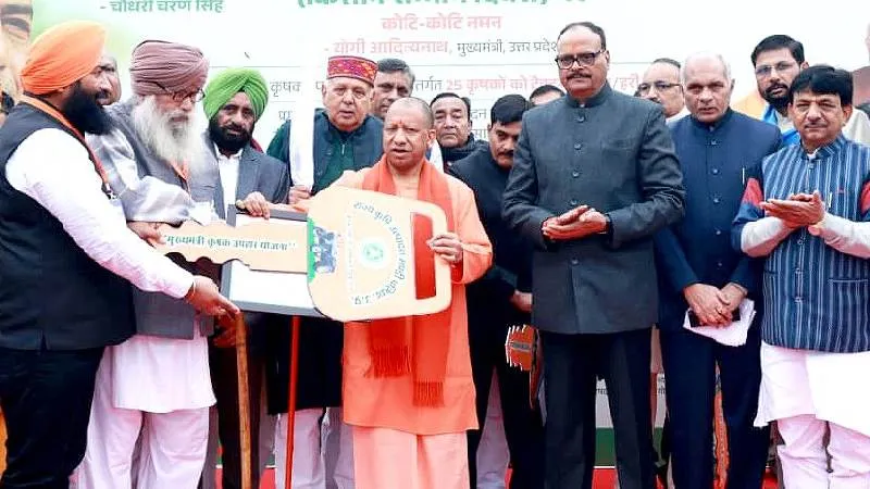 चौधरी चरण सिंह की 123वीं जयंती पर ‘किसान सम्मान दिवस’ में शामिल हुए सीएम Yogi, प्रगतिशील किसानों को सौंपी ट्रैक्टर की चाबी