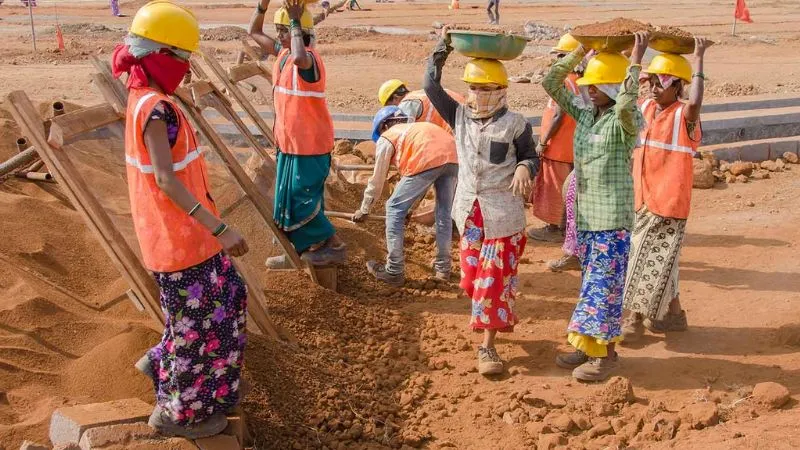 UP सरकार ने मनरेगा मजदूरों को दी बड़ी राहत, अब 15 नहीं, 7 दिन में मिलेगा मेहनत का पैसा, 125 दिन काम की भी गारंटी