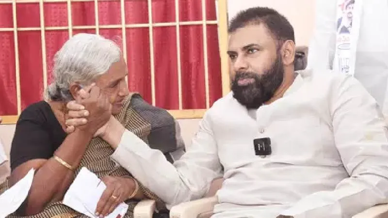 उपमुख्यमंत्री पवन कल्याण ने निभाया वादा, बुजुर्ग महिला से मिलकर दी 1.5 लाख रुपए की आर्थिक मदद, हर महीने 5,000 रुपए देंगे