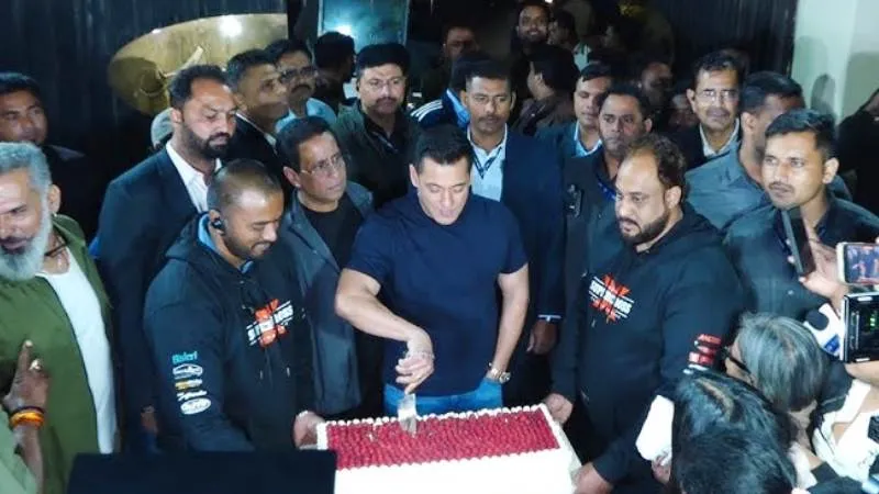 पैपराज़ी संग सलमान खान ने केक काटा, बर्थडे पार्टी में नज़र आए बॉलीवुड सितारे, फैंस पर भी लुटाया प्यार