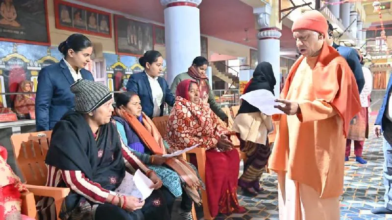 विदेश भेजने के नाम पर ठगी करने वाले एजेंटों पर होगा सख्त एक्शन, जनता दर्शन में CM योगी ने सुनीं 250 लोगों की समस्याएं