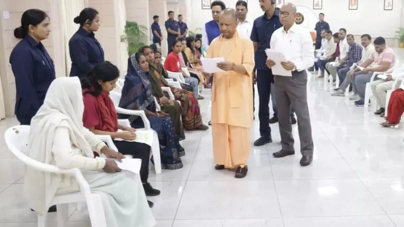 CM योगी ने किया ‘जनता दर्शन’, फरियादियों से मिलकर बोले- हर जरूरतमंद की सेवा ही सरकार का लक्ष्य है