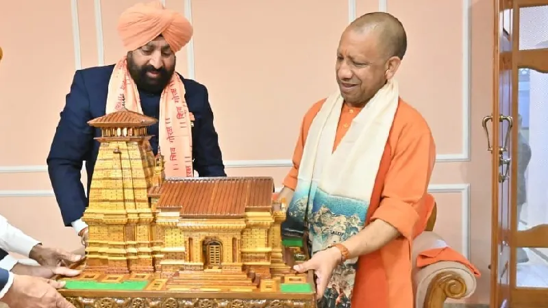 गोरखपुर पहुंचे उत्तराखंड के राज्यपाल गुरमीत सिंह, CM योगी ने किया स्वागत, गोरखनाथ मंदिर में की विशेष पूजा