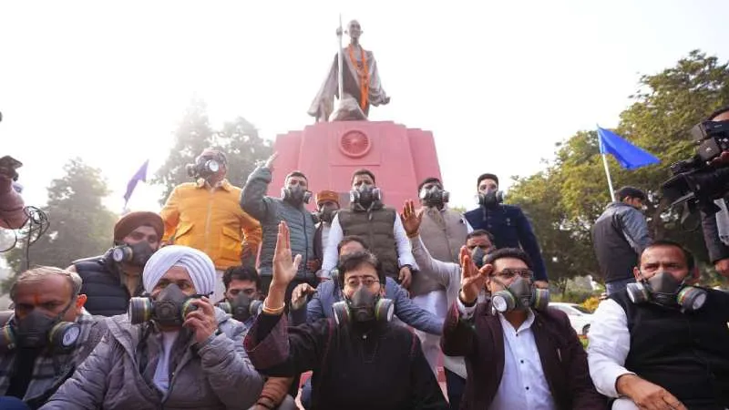 प्रदूषण से घुट रहा दिल्लीवालों का दम, "आप" विधायकों का मास्क लगा विधानसभा में जबरदस्त प्रदर्शन