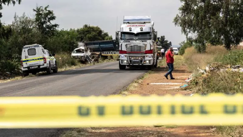 दक्षिण अफ्रीका में भीषण सड़क हादसा: ट्रक और मिनीबस टैक्सी की टक्कर में 11 की मौत, 8 गंभीर घायल