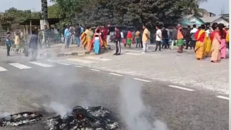 गाड़ी की टक्कर और भड़क उठे दो समुदाय! कोकराझार हिंसा में एक की मौत, भीड़ ने घरों में लगाई आग, पुलिस चौकी फूंकी