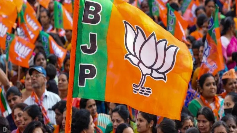 ठाकरे परिवार की गजब बेइज्जती...! BJP से फर्जी फॉर्म भरने वाली उम्मीदवार भी जीत गई, फडणवीस भी हैरान