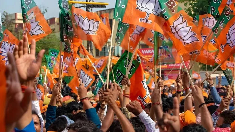 BMC चुनाव से पहले BJP हुई सतर्क, AIMIM गठबंधन पर CM फडणवीस की सख्ती, विधायक को नोटिस जारी