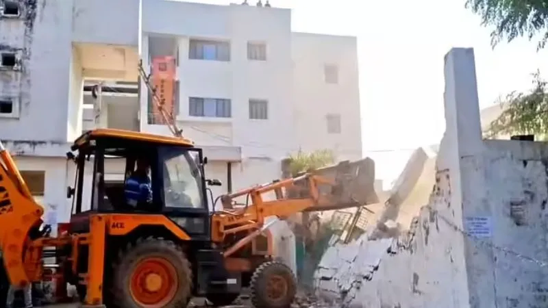 बहराइच में एक साथ 10 मजारों पर क्यों गरजा बुलडोजर? 20 साल पुराना आदेश और खाली कराई गई मेडिकल कॉलेज की जमीन