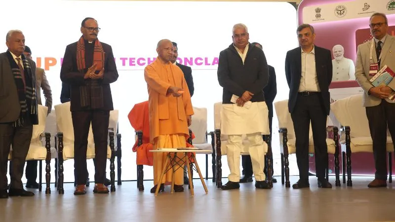 CM योगी ने किया UP हेल्थटेक कॉन्क्लेव 1.0 का उद्घाटन, स्वास्थ्य और तकनीक का महासंगम, जानें कितनी बदली तस्वीर
