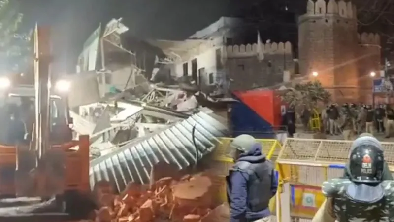 दिल्ली में आधी रात मस्जिद के पास गरजा बुलडोजर, तुर्कमान गेट इलाके में ढहाए गए अवैध निर्माण, पुलिस पर हुआ पथराव